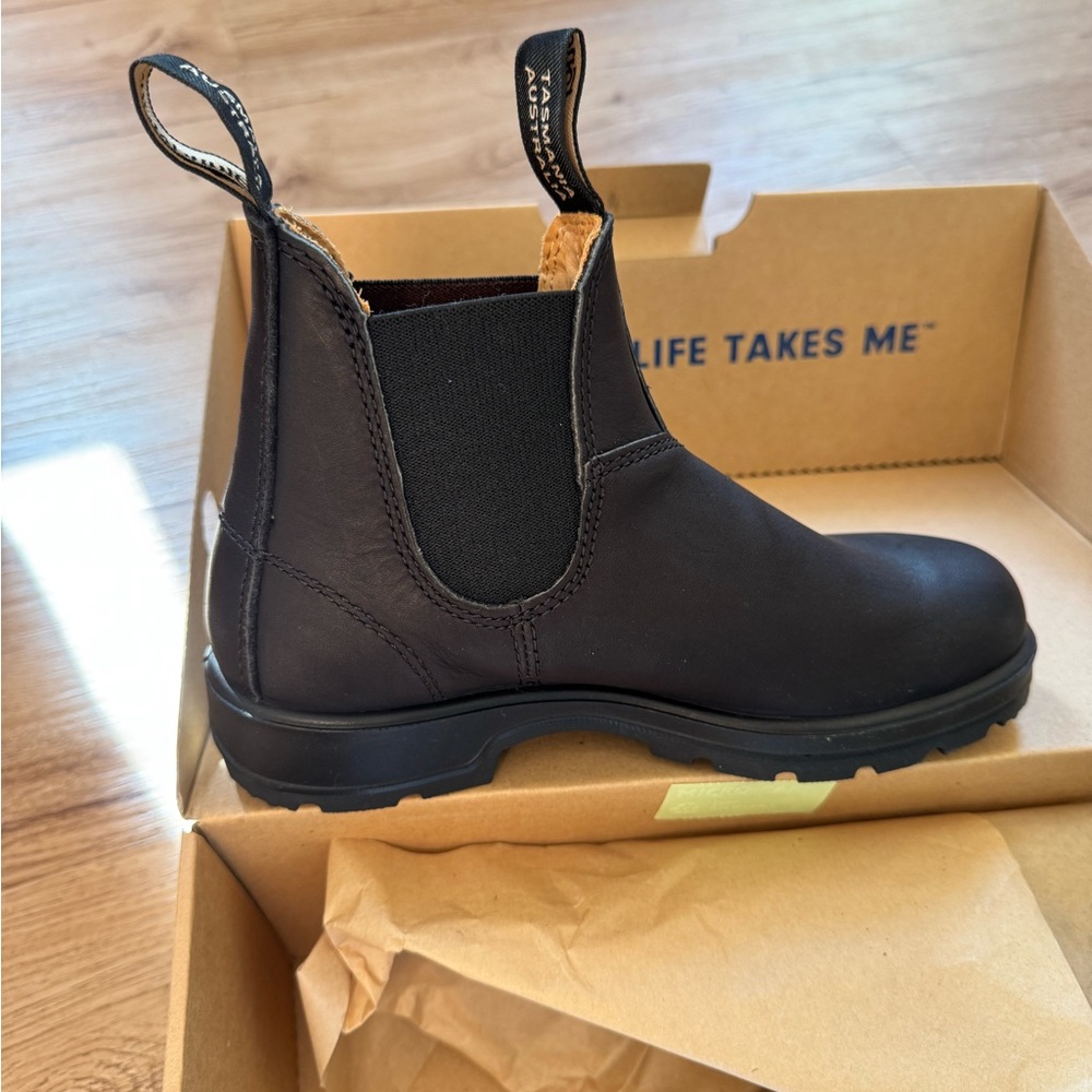 Women’s Blundstones: size 6 (US) classic chelsea boot in black.